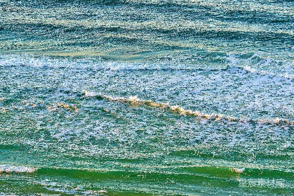 高清摄影 一个骑着冲浪板的人在波涛汹涌的海滩上