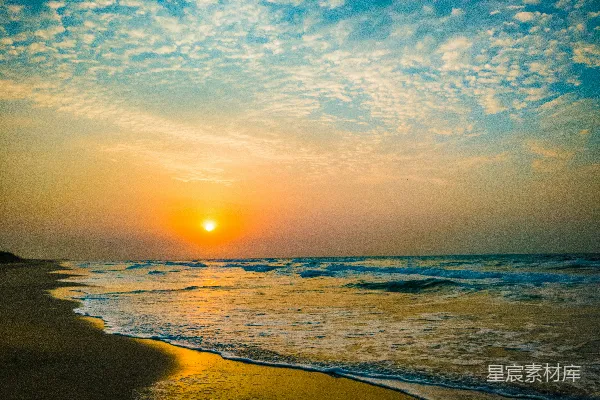 高清摄影 海滩上的太阳正在落下海里。