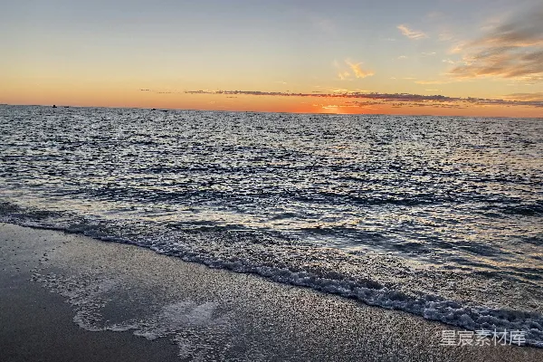 高清摄影 海滩上的太阳正在落下水中