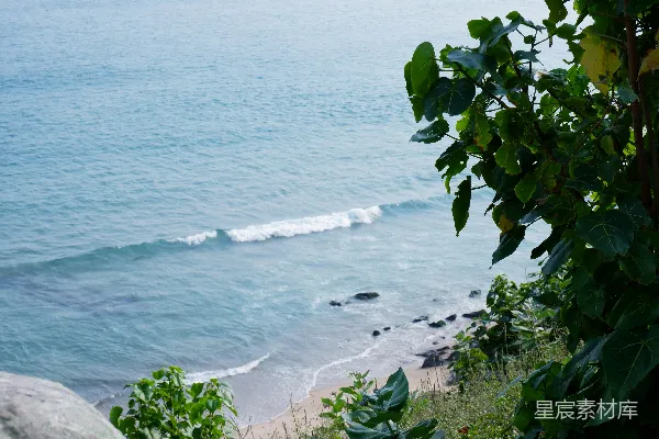 高清摄影 海浪冲向沙滩。