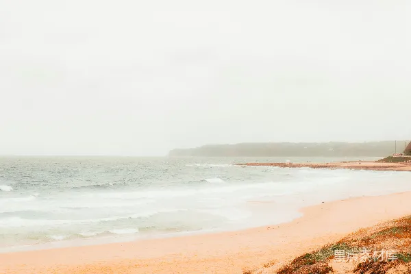 高清摄影 白天海浪拍打在岸边