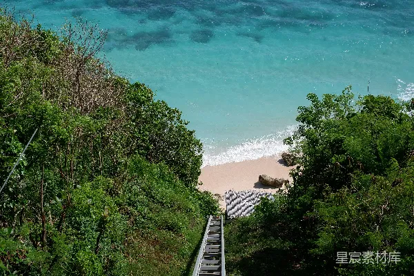 高清摄影 一段通往海滩的楼梯，俯瞰着大海。