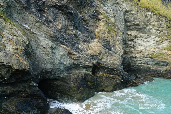 高清摄影 海边一块崎岖的峭壁