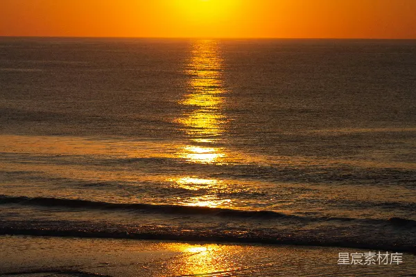 高清摄影 海边的太阳正在落下大海之上