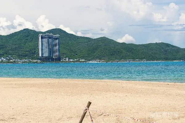 高清摄影 背景中有座高楼的海滩