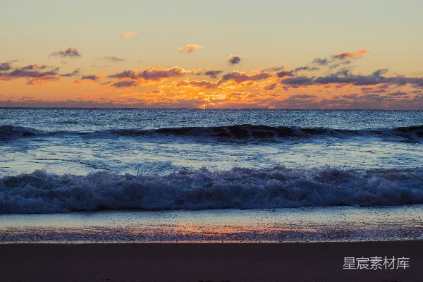 高清摄影 夕阳落下海浪之上