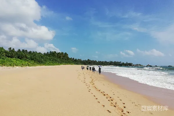 高清摄影 一群人在海边步行，靠近大海