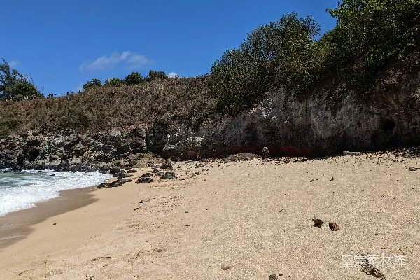 高清摄影 沙滩旁边有一道岩石峭壁