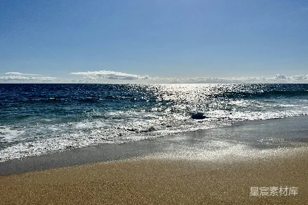 高清摄影 一片沙滩上波浪涌向岸边