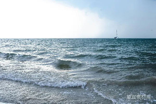 高清摄影 远处有一艘船的海景