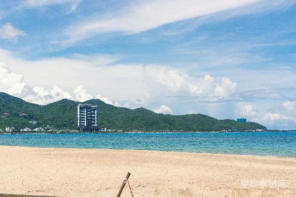 高清摄影 背景中有座高大建筑物的金色沙滩