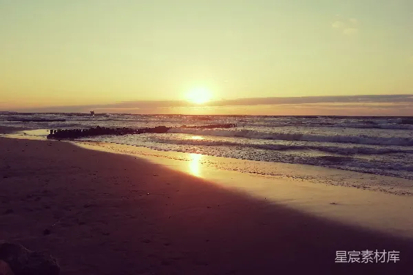 高清摄影 海滩上的太阳正在 Setting 落下在水面上