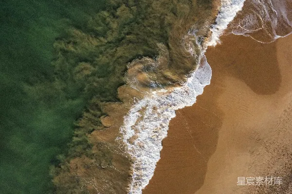 高清摄影 海滩上空的俯瞰景象，海浪拍打着岸边