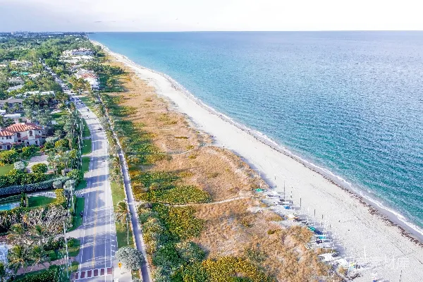 高清摄影 一条道路上有海滩和建筑物的公路