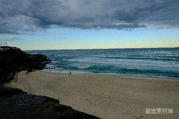 高清摄影 海边的一片海滩景象，海浪从海洋涌来。