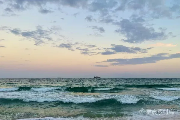 高清摄影 云层下的海浪在白天摇曳