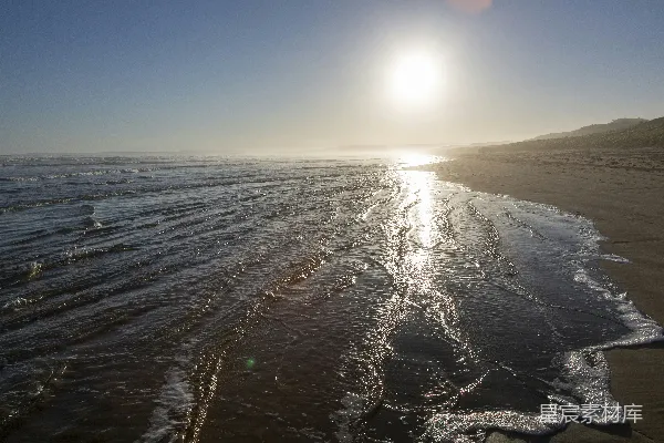 高清摄影 海滩上的水面正沐浴在阳光之中