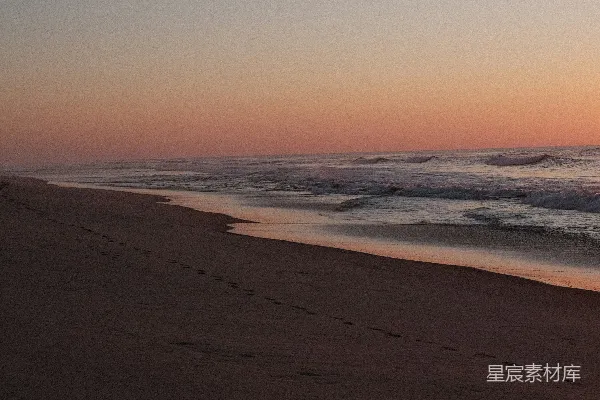高清摄影 沙滩上行走的人在夕阳下。