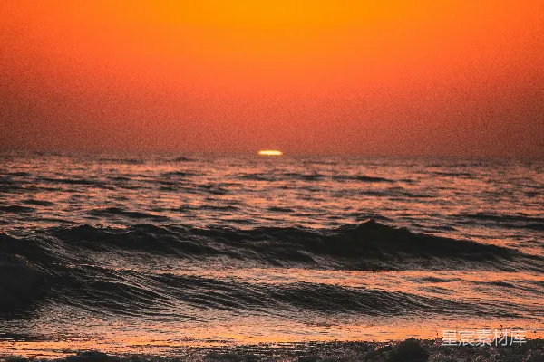 高清摄影 夕阳西下，波涛汹涌。