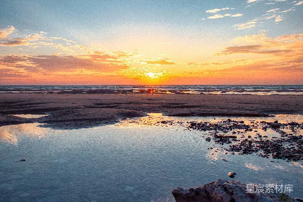 高清摄影 夕阳落下一座水体之上