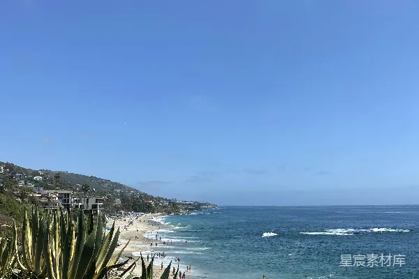 高清摄影 海边的一片景象，有人在上面。