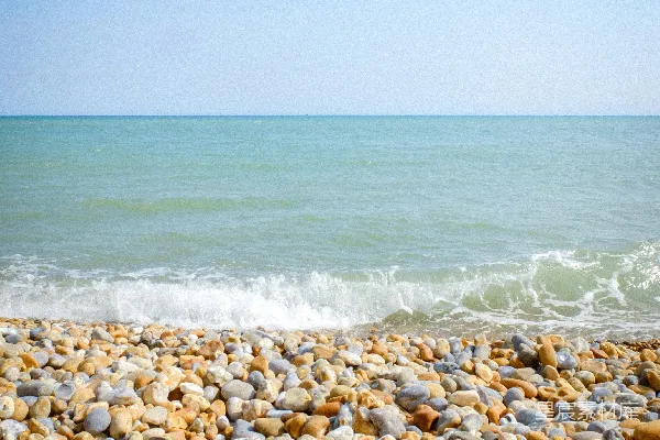 高清摄影 皮埃贝茨海滩，海浪在蓝天白云下涌动。