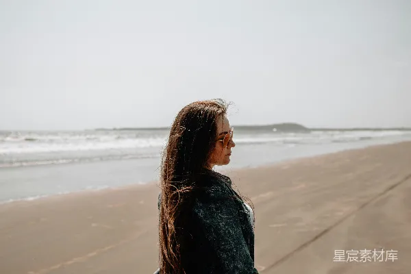 高清摄影 黑色牛仔夹克的女人站在海滩上，在白天站立。