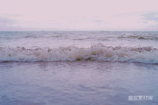 高清摄影 一波浪朝岸边涌来