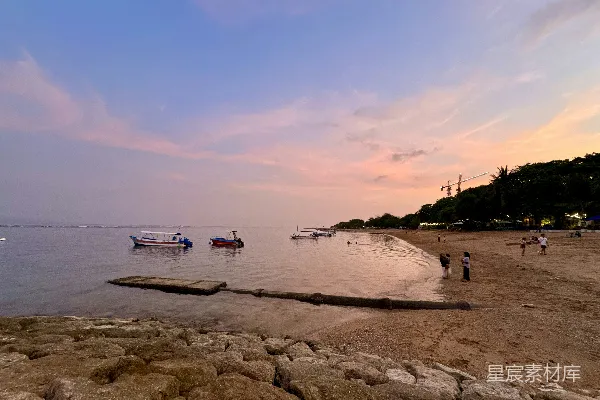 高清摄影 一群船只漂浮在水体上