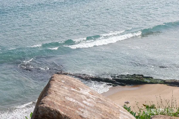 高清摄影 岩石 overlooking 着 大海 有一片 小沙滩。
