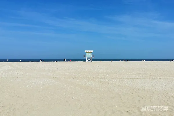 高清摄影 海滩上一张救生椅，蓝天背景。