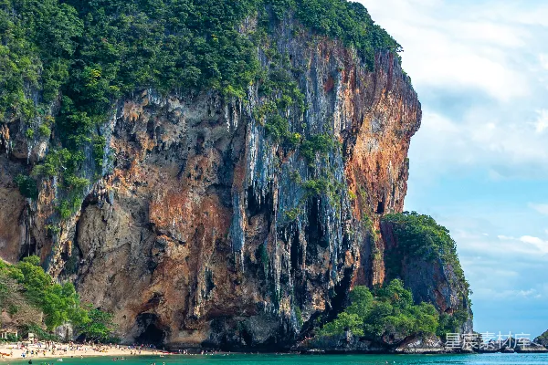 高清摄影 海边一个人坐在沙滩上。