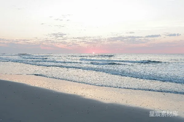 高清摄影 海边一个人带着冲浪板在散步