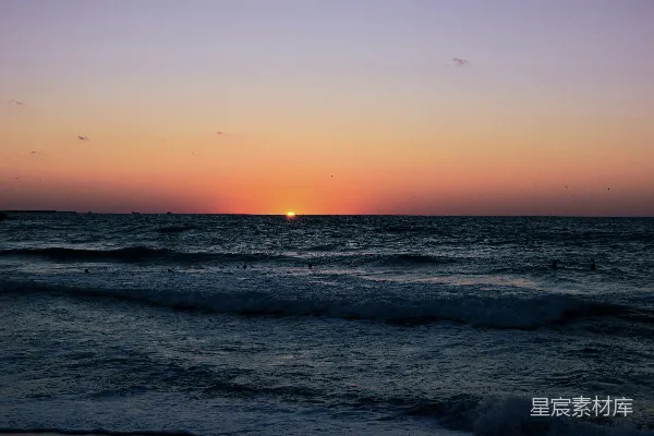 高清摄影 夕阳西下，海面上波涛汹涌。