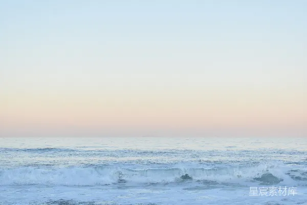 高清摄影 白天海浪拍打在岸边