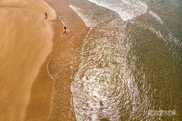 高清摄影 海滩上的人们散步
