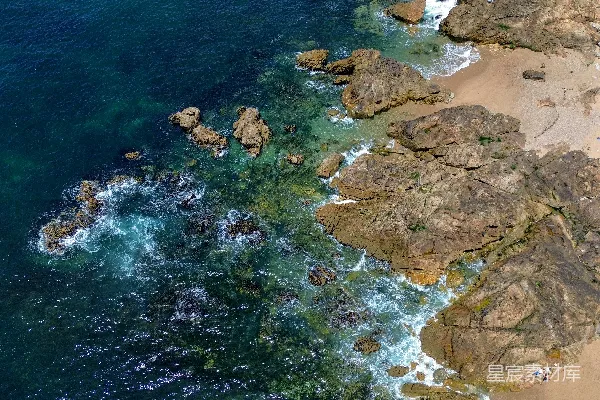 高清摄影 从空中俯瞰的岩石海滩