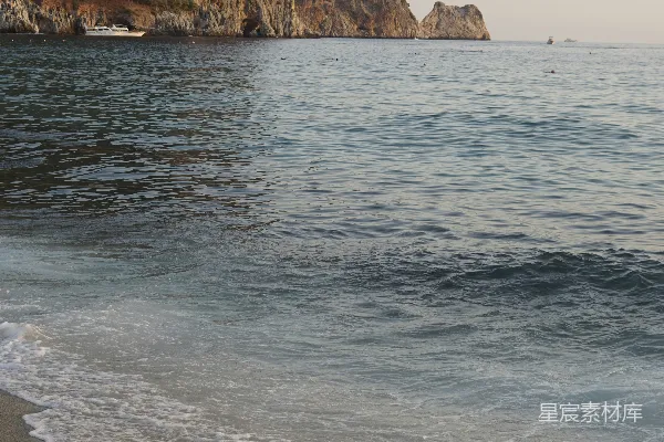 高清摄影 海浪在白天拍打岸边
