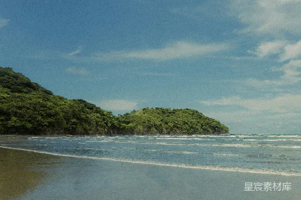 高清摄影 一个人在沙滩上带着冲浪板行走