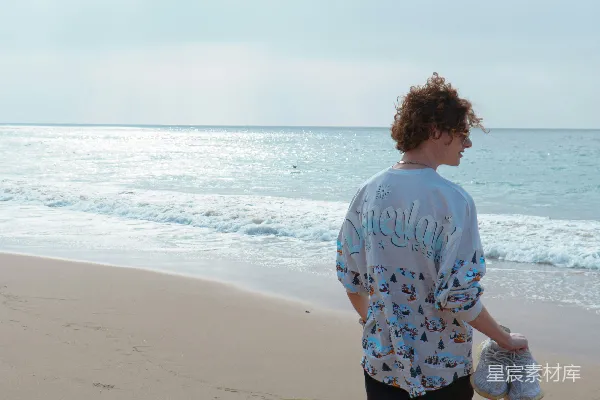 高清摄影 海边一个人在沙滩上漫步