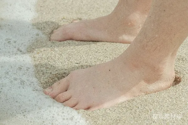 高清摄影 白天人在白沙滩上站立