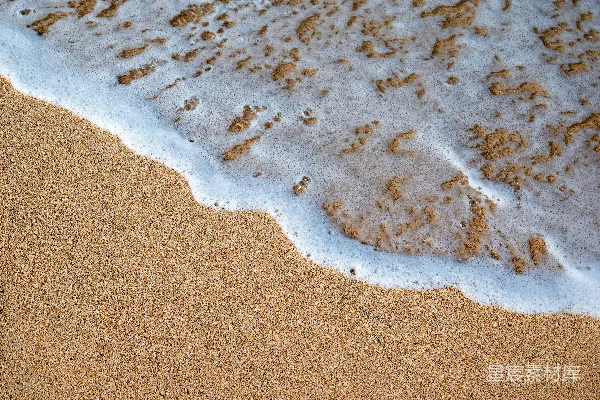 高清摄影 一片沙白的海滩，海浪涌向岸边。
