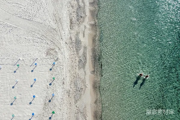 高清摄影 海滩上空俯视下的两个在水中的身影