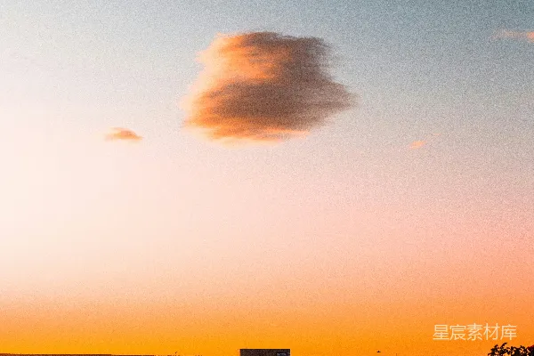 高清摄影 夕阳下的海滩，人们在沙滩上行走。