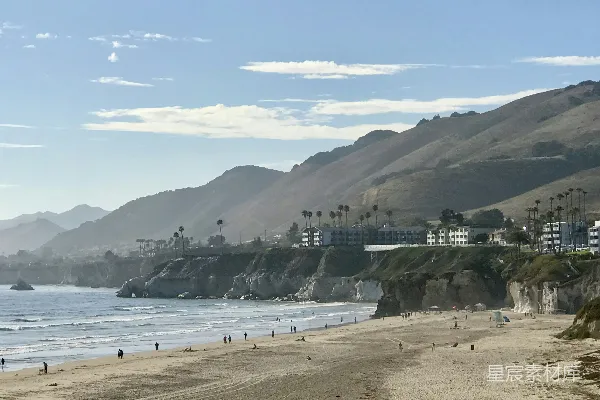 高清摄影 阳光下的海滩和山脉。