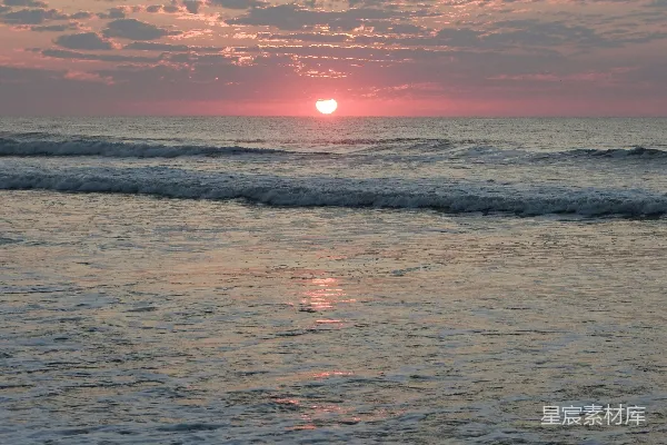 高清摄影 海滩上的太阳正在落山。