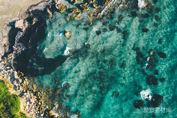 高清摄影 海滩上空的俯瞰景象中有一艘船在水中。