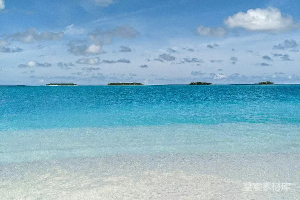 高清摄影 一片沙白的海滩，蓝色的海水和白云。