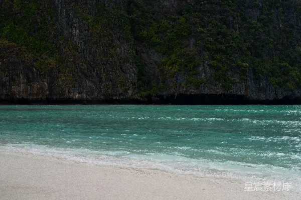 高清摄影 海滩上行走的人带着冲浪板