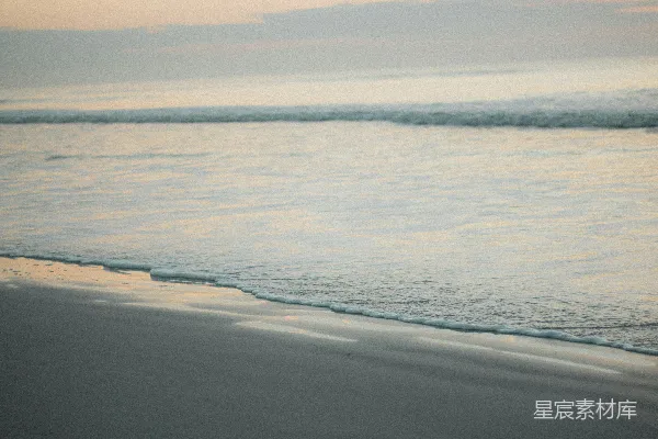 高清摄影 白天海浪拍打在岸边